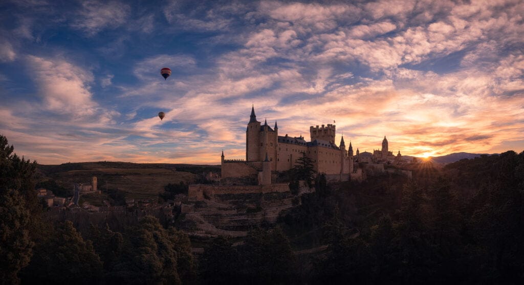 Amanecer frente al alcázar de Segovia