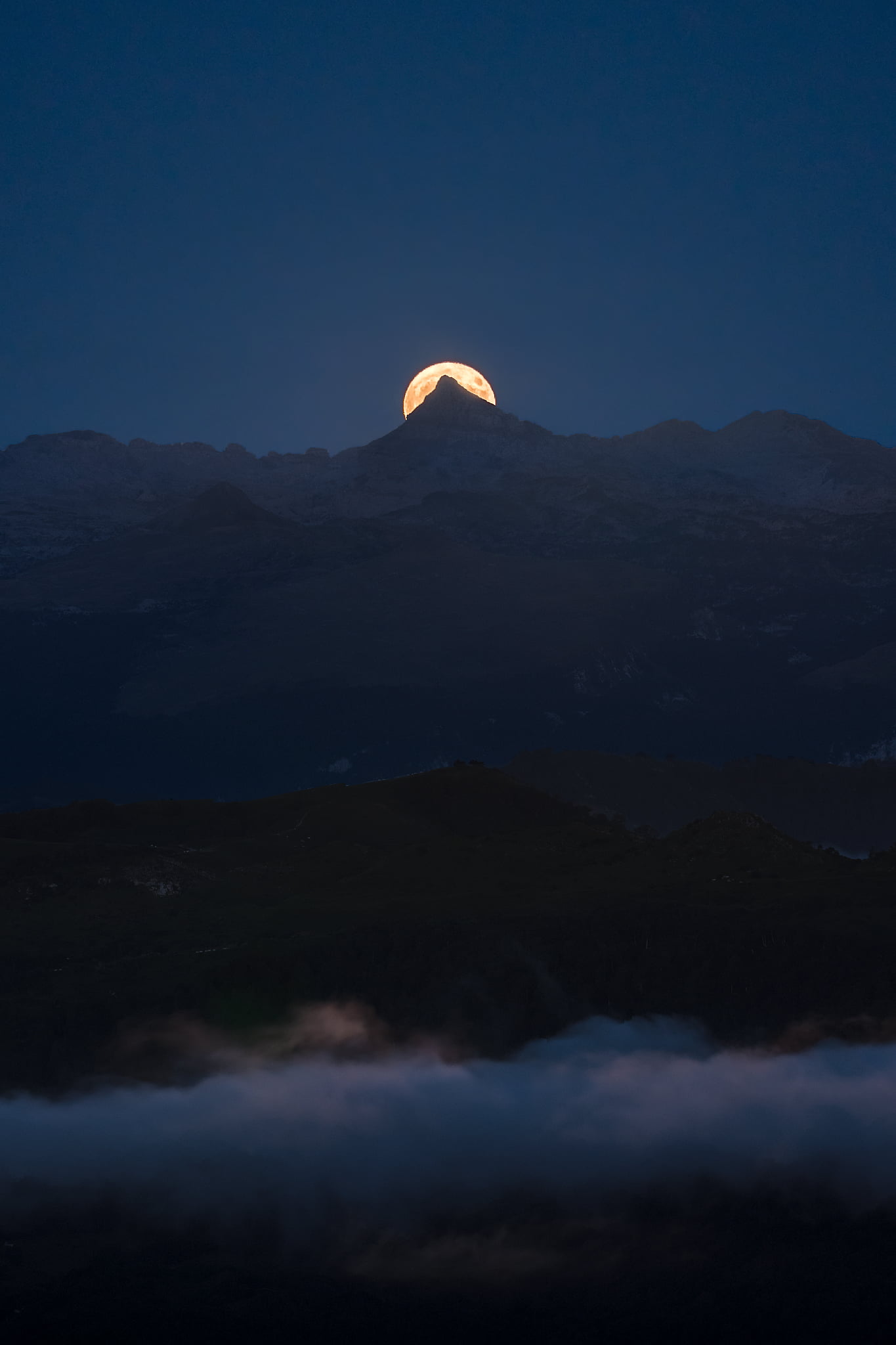 Salida de Luna llena detrás del pico Anie, Pirineo
