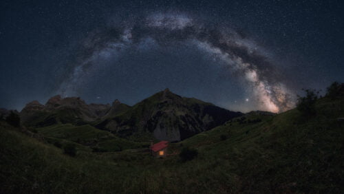 Fotografía nocturna de la Vía Láctea en los Pirineos
